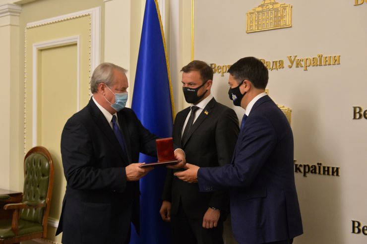 Голова Парламенту Дмитро Разумков вручив Премії Верховної Ради України педагогічним працівникам загальноосвітніх, професійно-технічних, дошкільних та позашкільних навчальних закладів
