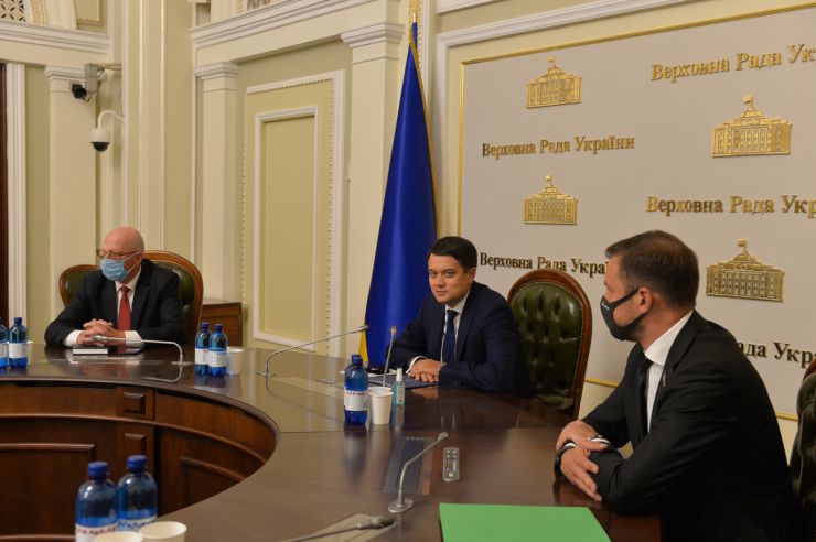 Голова Парламенту Дмитро Разумков вручив Премії Верховної Ради України педагогічним працівникам загальноосвітніх, професійно-технічних, дошкільних та позашкільних навчальних закладів