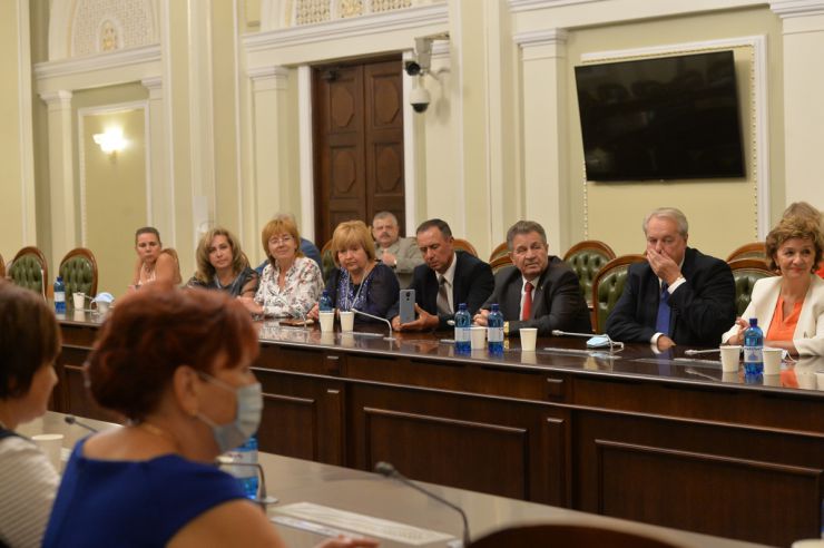 Голова Парламенту Дмитро Разумков вручив Премії Верховної Ради України педагогічним працівникам загальноосвітніх, професійно-технічних, дошкільних та позашкільних навчальних закладів