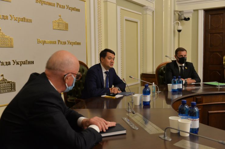 Голова Парламенту Дмитро Разумков вручив Премії Верховної Ради України педагогічним працівникам загальноосвітніх, професійно-технічних, дошкільних та позашкільних навчальних закладів