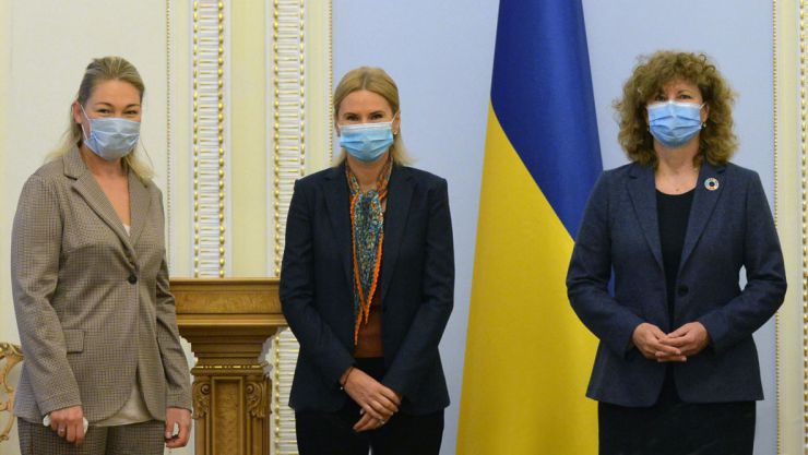 Заступниця Голови Верховної Ради Олена Кондратюк разом зі співголовами МФО «Рівні можливості», народними депутатами Марією Іоновою, Інною Совсун та Мариною Бардіною провели першу робочу зустріч з новою Представницею ООН Жінки в Україні Ерікою Квапіловою.