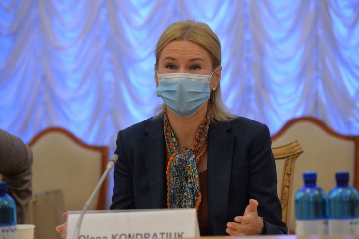 Заступниця Голови Верховної Ради Олена Кондратюк разом зі співголовами МФО «Рівні можливості», народними депутатами Марією Іоновою, Інною Совсун та Мариною Бардіною провели першу робочу зустріч з новою Представницею ООН Жінки в Україні Ерікою Квапіловою.