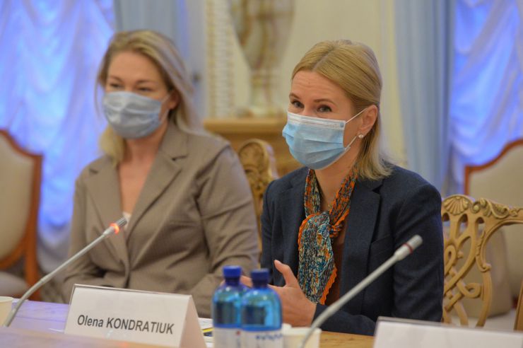 Заступниця Голови Верховної Ради Олена Кондратюк разом зі співголовами МФО «Рівні можливості», народними депутатами Марією Іоновою, Інною Совсун та Мариною Бардіною провели першу робочу зустріч з новою Представницею ООН Жінки в Україні Ерікою Квапіловою.