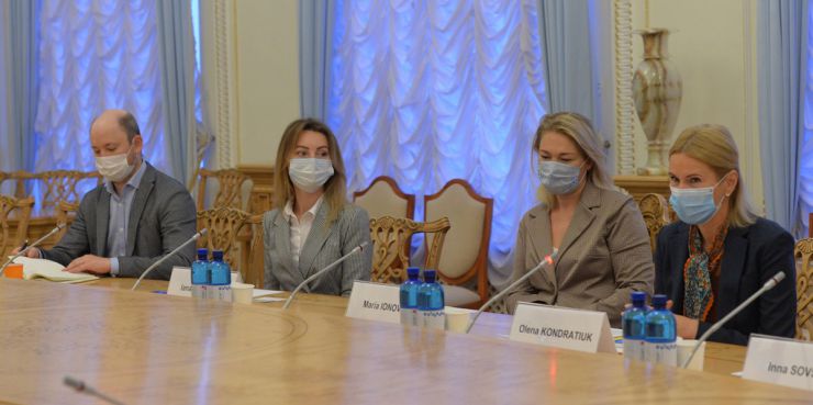 Заступниця Голови Верховної Ради Олена Кондратюк разом зі співголовами МФО «Рівні можливості», народними депутатами Марією Іоновою, Інною Совсун та Мариною Бардіною провели першу робочу зустріч з новою Представницею ООН Жінки в Україні Ерікою Квапіловою.