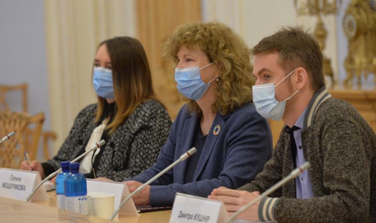 Заступниця Голови Верховної Ради Олена Кондратюк разом зі співголовами МФО «Рівні можливості», народними депутатами Марією Іоновою, Інною Совсун та Мариною Бардіною провели першу робочу зустріч з новою Представницею ООН Жінки в Україні Ерікою Квапіловою.