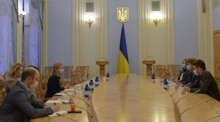 Заступниця Голови Верховної Ради Олена Кондратюк разом зі співголовами МФО «Рівні можливості», народними депутатами Марією Іоновою, Інною Совсун та Мариною Бардіною провели першу робочу зустріч з новою Представницею ООН Жінки в Україні Ерікою Квапіловою.