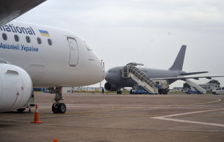 З Міжнародного аеропорту “Бориспіль” спеціально оснащеним медичним літаком Бундесверу А310 відправилися на лікування в Німеччину 13 українських військовиків, які отримали поранення під час бойових дій на Сході України