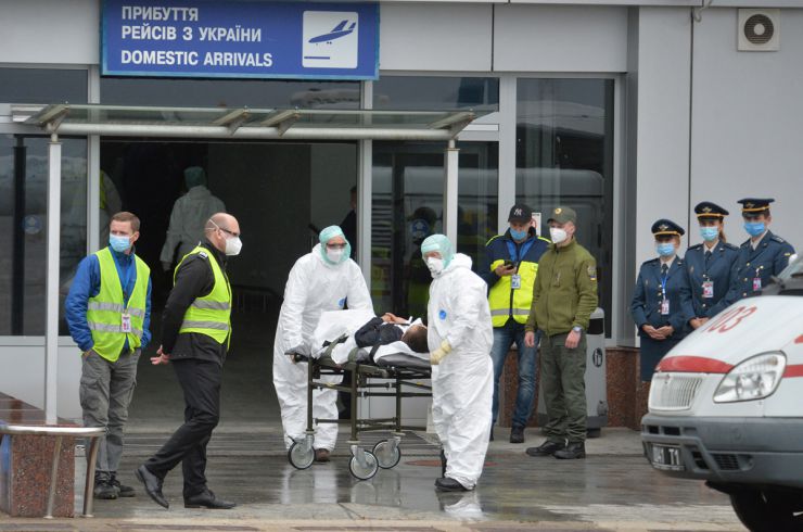 З Міжнародного аеропорту “Бориспіль” спеціально оснащеним медичним літаком Бундесверу А310 відправилися на лікування в Німеччину 13 українських військовиків, які отримали поранення під час бойових дій на Сході України