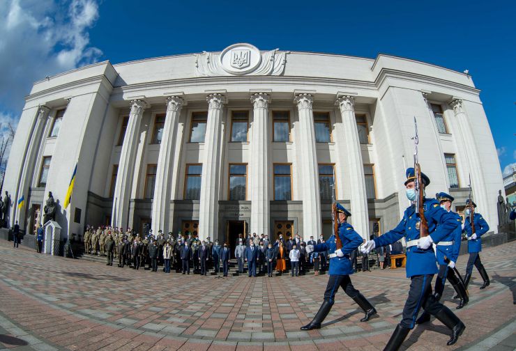 Урочисті заходи з нагоди Дня захисника України на площі Конституції перед будівлею Верховної Ради за участю Голови Верховної Ради України Дмитра Разумкова, Першого заступника Голови Верховної Ради України Руслана Стефанчука, Заступниці Голови Верховної Ради України Олени Кондратюк, народних депутатів України, міністрів, Генерального прокурора, представників військових вищих навчальних закладів, учасників АТО/ООС, Військового оркестру та Спеціального батальйону «Почесна варта» Національної гвардії України. 