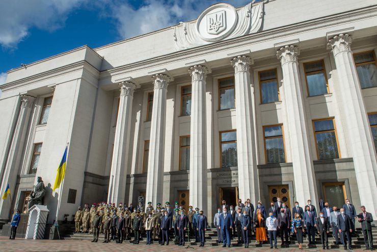 Урочисті заходи з нагоди Дня захисника України на площі Конституції перед будівлею Верховної Ради за участю Голови Верховної Ради України Дмитра Разумкова, Першого заступника Голови Верховної Ради України Руслана Стефанчука, Заступниці Голови Верховної Ради України Олени Кондратюк, народних депутатів України, міністрів, Генерального прокурора, представників військових вищих навчальних закладів, учасників АТО/ООС, Військового оркестру та Спеціального батальйону «Почесна варта» Національної гвардії України. 