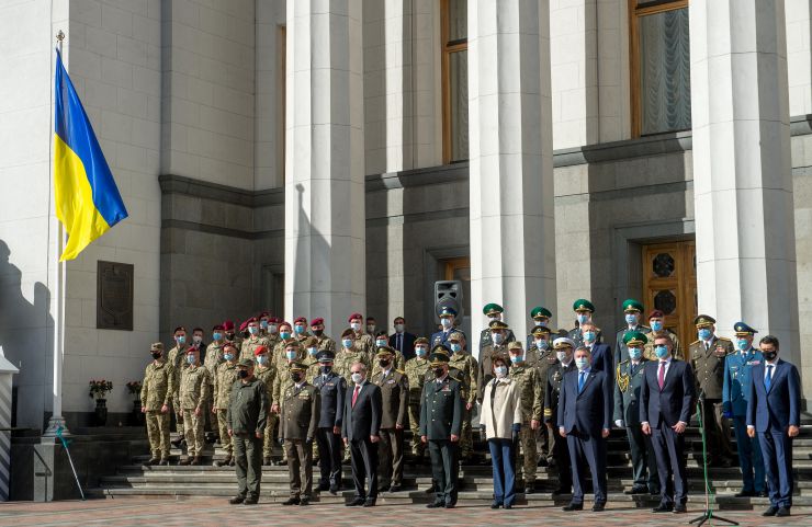 Урочисті заходи з нагоди Дня захисника України на площі Конституції перед будівлею Верховної Ради за участю Голови Верховної Ради України Дмитра Разумкова, Першого заступника Голови Верховної Ради України Руслана Стефанчука, Заступниці Голови Верховної Ради України Олени Кондратюк, народних депутатів України, міністрів, Генерального прокурора, представників військових вищих навчальних закладів, учасників АТО/ООС, Військового оркестру та Спеціального батальйону «Почесна варта» Національної гвардії України. 