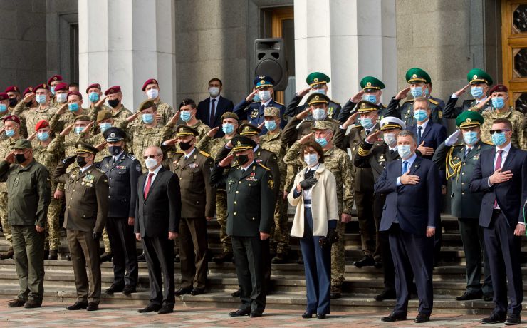 Урочисті заходи з нагоди Дня захисника України на площі Конституції перед будівлею Верховної Ради за участю Голови Верховної Ради України Дмитра Разумкова, Першого заступника Голови Верховної Ради України Руслана Стефанчука, Заступниці Голови Верховної Ради України Олени Кондратюк, народних депутатів України, міністрів, Генерального прокурора, представників військових вищих навчальних закладів, учасників АТО/ООС, Військового оркестру та Спеціального батальйону «Почесна варта» Національної гвардії України. 