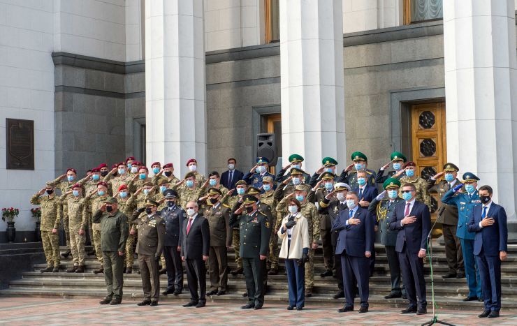 Урочисті заходи з нагоди Дня захисника України на площі Конституції перед будівлею Верховної Ради за участю Голови Верховної Ради України Дмитра Разумкова, Першого заступника Голови Верховної Ради України Руслана Стефанчука, Заступниці Голови Верховної Ради України Олени Кондратюк, народних депутатів України, міністрів, Генерального прокурора, представників військових вищих навчальних закладів, учасників АТО/ООС, Військового оркестру та Спеціального батальйону «Почесна варта» Національної гвардії України. 