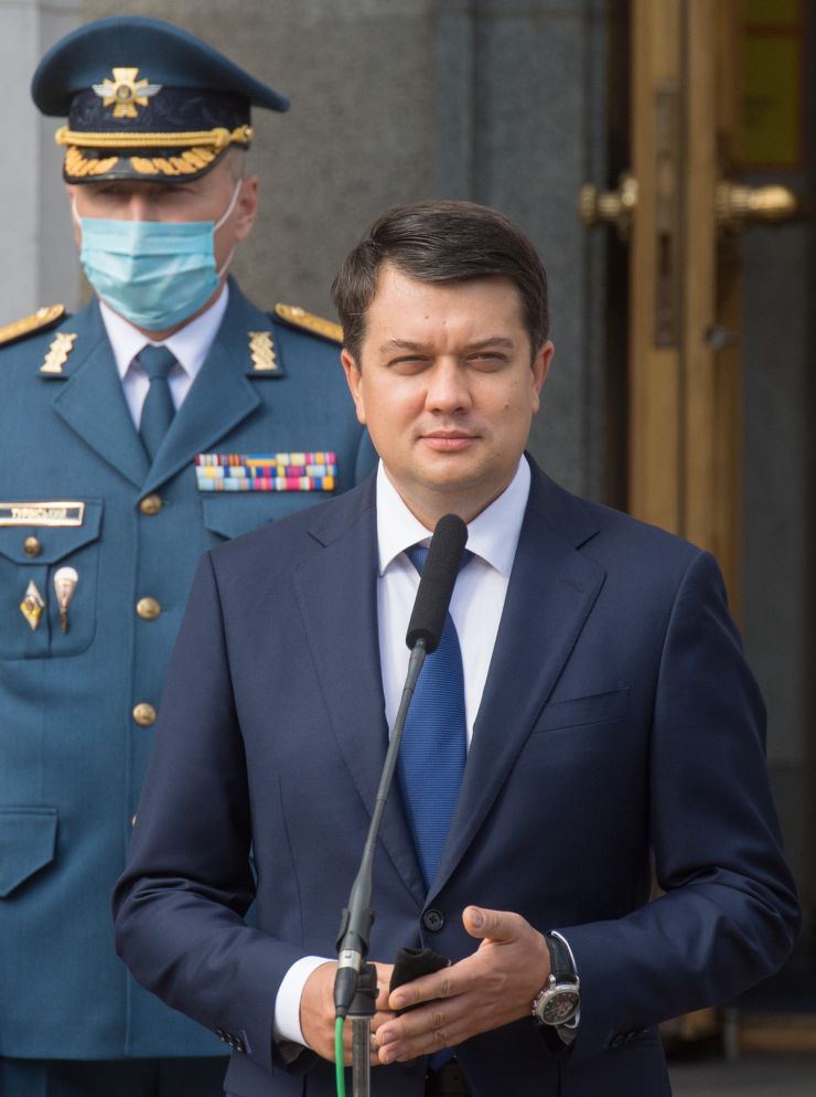 Урочисті заходи з нагоди Дня захисника України на площі Конституції перед будівлею Верховної Ради за участю Голови Верховної Ради України Дмитра Разумкова, Першого заступника Голови Верховної Ради України Руслана Стефанчука, Заступниці Голови Верховної Ради України Олени Кондратюк, народних депутатів України, міністрів, Генерального прокурора, представників військових вищих навчальних закладів, учасників АТО/ООС, Військового оркестру та Спеціального батальйону «Почесна варта» Національної гвардії України. 