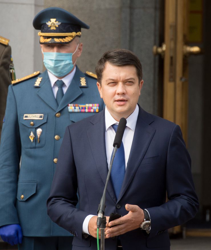 Урочисті заходи з нагоди Дня захисника України на площі Конституції перед будівлею Верховної Ради за участю Голови Верховної Ради України Дмитра Разумкова, Першого заступника Голови Верховної Ради України Руслана Стефанчука, Заступниці Голови Верховної Ради України Олени Кондратюк, народних депутатів України, міністрів, Генерального прокурора, представників військових вищих навчальних закладів, учасників АТО/ООС, Військового оркестру та Спеціального батальйону «Почесна варта» Національної гвардії України. 
