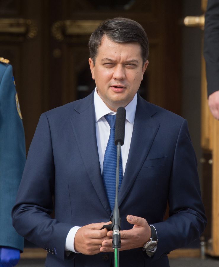 Урочисті заходи з нагоди Дня захисника України на площі Конституції перед будівлею Верховної Ради за участю Голови Верховної Ради України Дмитра Разумкова, Першого заступника Голови Верховної Ради України Руслана Стефанчука, Заступниці Голови Верховної Ради України Олени Кондратюк, народних депутатів України, міністрів, Генерального прокурора, представників військових вищих навчальних закладів, учасників АТО/ООС, Військового оркестру та Спеціального батальйону «Почесна варта» Національної гвардії України. 