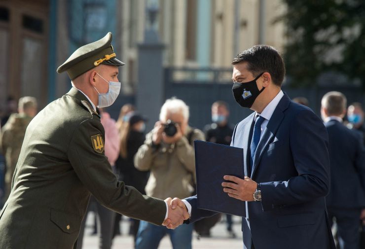 Урочисті заходи з нагоди Дня захисника України на площі Конституції перед будівлею Верховної Ради за участю Голови Верховної Ради України Дмитра Разумкова, Першого заступника Голови Верховної Ради України Руслана Стефанчука, Заступниці Голови Верховної Ради України Олени Кондратюк, народних депутатів України, міністрів, Генерального прокурора, представників військових вищих навчальних закладів, учасників АТО/ООС, Військового оркестру та Спеціального батальйону «Почесна варта» Національної гвардії України. 