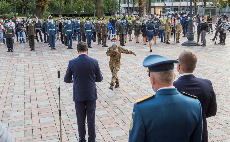 Урочисті заходи з нагоди Дня захисника України на площі Конституції перед будівлею Верховної Ради за участю Голови Верховної Ради України Дмитра Разумкова, Першого заступника Голови Верховної Ради України Руслана Стефанчука, Заступниці Голови Верховної Ради України Олени Кондратюк, народних депутатів України, міністрів, Генерального прокурора, представників військових вищих навчальних закладів, учасників АТО/ООС, Військового оркестру та Спеціального батальйону «Почесна варта» Національної гвардії України. 