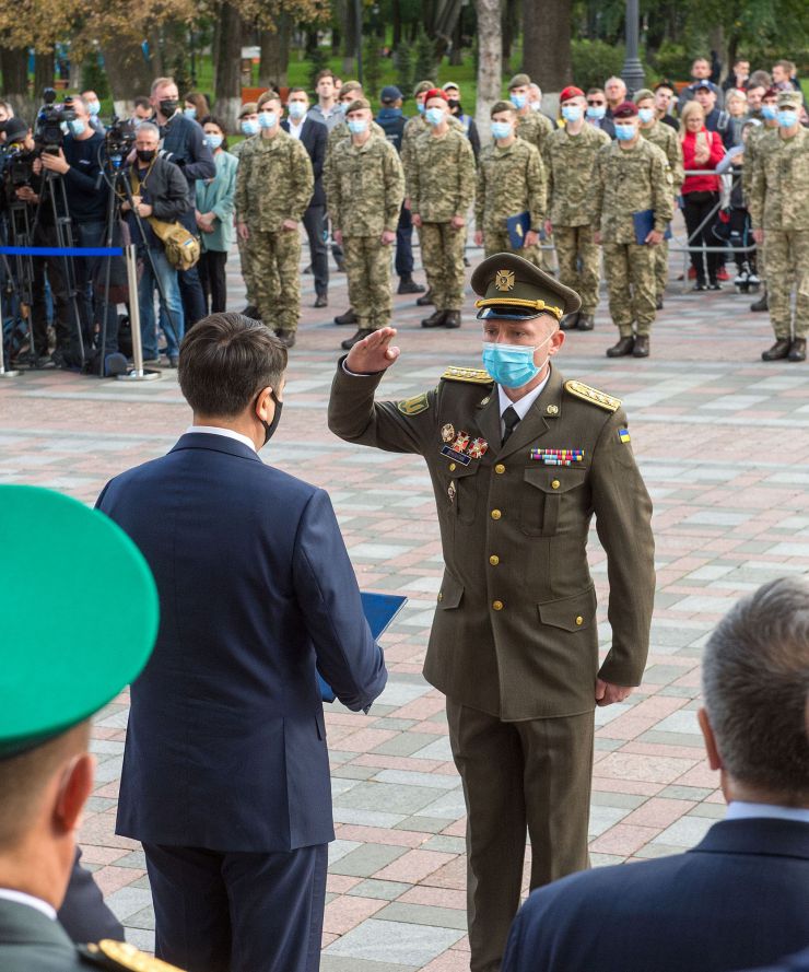 Урочисті заходи з нагоди Дня захисника України на площі Конституції перед будівлею Верховної Ради за участю Голови Верховної Ради України Дмитра Разумкова, Першого заступника Голови Верховної Ради України Руслана Стефанчука, Заступниці Голови Верховної Ради України Олени Кондратюк, народних депутатів України, міністрів, Генерального прокурора, представників військових вищих навчальних закладів, учасників АТО/ООС, Військового оркестру та Спеціального батальйону «Почесна варта» Національної гвардії України. 