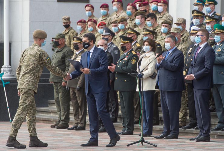 Урочисті заходи з нагоди Дня захисника України на площі Конституції перед будівлею Верховної Ради за участю Голови Верховної Ради України Дмитра Разумкова, Першого заступника Голови Верховної Ради України Руслана Стефанчука, Заступниці Голови Верховної Ради України Олени Кондратюк, народних депутатів України, міністрів, Генерального прокурора, представників військових вищих навчальних закладів, учасників АТО/ООС, Військового оркестру та Спеціального батальйону «Почесна варта» Національної гвардії України. 