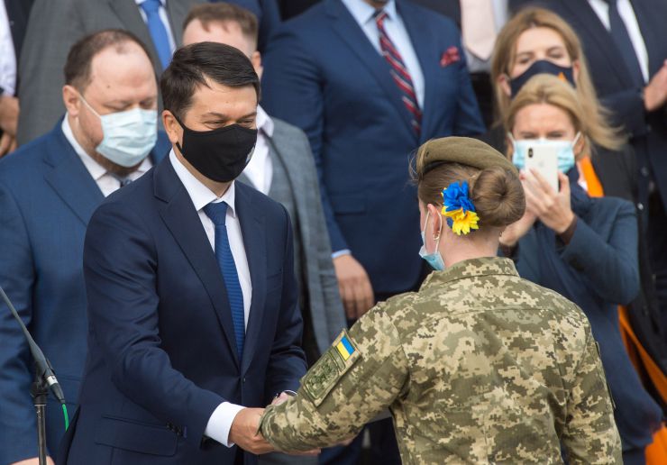 Урочисті заходи з нагоди Дня захисника України на площі Конституції перед будівлею Верховної Ради за участю Голови Верховної Ради України Дмитра Разумкова, Першого заступника Голови Верховної Ради України Руслана Стефанчука, Заступниці Голови Верховної Ради України Олени Кондратюк, народних депутатів України, міністрів, Генерального прокурора, представників військових вищих навчальних закладів, учасників АТО/ООС, Військового оркестру та Спеціального батальйону «Почесна варта» Національної гвардії України. 