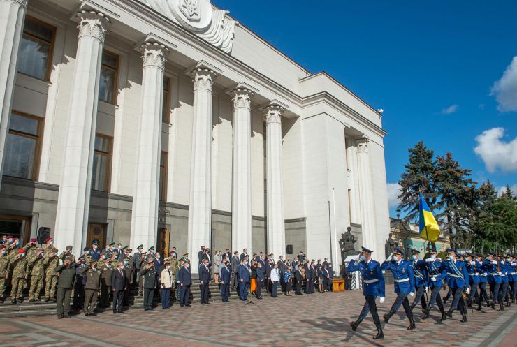Урочисті заходи з нагоди Дня захисника України на площі Конституції перед будівлею Верховної Ради за участю Голови Верховної Ради України Дмитра Разумкова, Першого заступника Голови Верховної Ради України Руслана Стефанчука, Заступниці Голови Верховної Ради України Олени Кондратюк, народних депутатів України, міністрів, Генерального прокурора, представників військових вищих навчальних закладів, учасників АТО/ООС, Військового оркестру та Спеціального батальйону «Почесна варта» Національної гвардії України. 