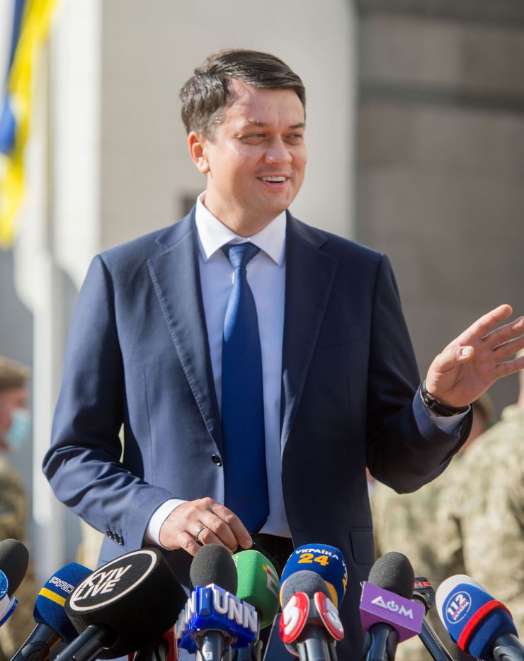 Урочисті заходи з нагоди Дня захисника України на площі Конституції перед будівлею Верховної Ради за участю Голови Верховної Ради України Дмитра Разумкова, Першого заступника Голови Верховної Ради України Руслана Стефанчука, Заступниці Голови Верховної Ради України Олени Кондратюк, народних депутатів України, міністрів, Генерального прокурора, представників військових вищих навчальних закладів, учасників АТО/ООС, Військового оркестру та Спеціального батальйону «Почесна варта» Національної гвардії України. 