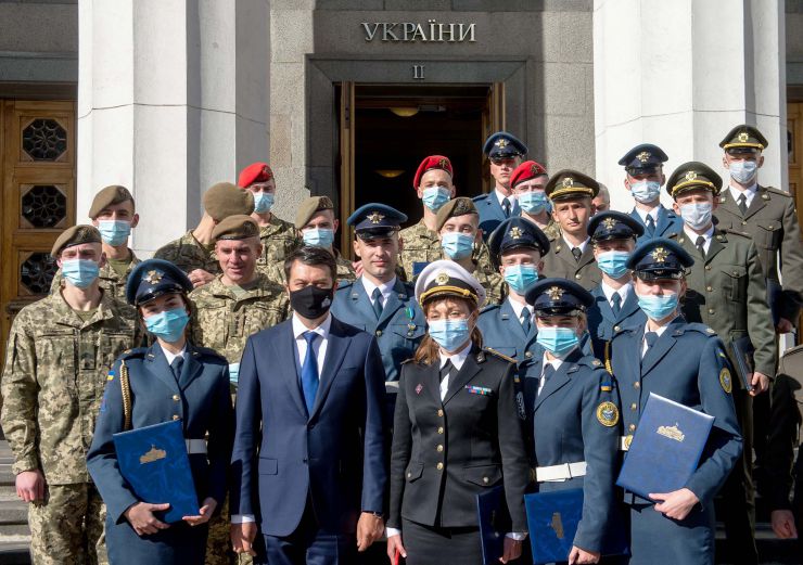Урочисті заходи з нагоди Дня захисника України на площі Конституції перед будівлею Верховної Ради за участю Голови Верховної Ради України Дмитра Разумкова, Першого заступника Голови Верховної Ради України Руслана Стефанчука, Заступниці Голови Верховної Ради України Олени Кондратюк, народних депутатів України, міністрів, Генерального прокурора, представників військових вищих навчальних закладів, учасників АТО/ООС, Військового оркестру та Спеціального батальйону «Почесна варта» Національної гвардії України. 
