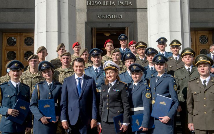 Урочисті заходи з нагоди Дня захисника України на площі Конституції перед будівлею Верховної Ради за участю Голови Верховної Ради України Дмитра Разумкова, Першого заступника Голови Верховної Ради України Руслана Стефанчука, Заступниці Голови Верховної Ради України Олени Кондратюк, народних депутатів України, міністрів, Генерального прокурора, представників військових вищих навчальних закладів, учасників АТО/ООС, Військового оркестру та Спеціального батальйону «Почесна варта» Національної гвардії України. 