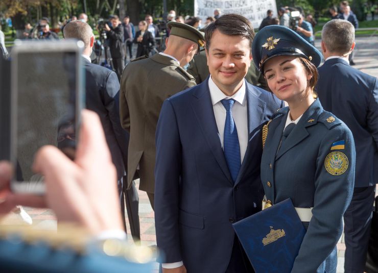 Урочисті заходи з нагоди Дня захисника України на площі Конституції перед будівлею Верховної Ради за участю Голови Верховної Ради України Дмитра Разумкова, Першого заступника Голови Верховної Ради України Руслана Стефанчука, Заступниці Голови Верховної Ради України Олени Кондратюк, народних депутатів України, міністрів, Генерального прокурора, представників військових вищих навчальних закладів, учасників АТО/ООС, Військового оркестру та Спеціального батальйону «Почесна варта» Національної гвардії України. 
