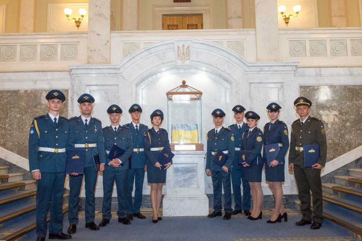 Урочисті заходи з нагоди Дня захисника України на площі Конституції перед будівлею Верховної Ради за участю Голови Верховної Ради України Дмитра Разумкова, Першого заступника Голови Верховної Ради України Руслана Стефанчука, Заступниці Голови Верховної Ради України Олени Кондратюк, народних депутатів України, міністрів, Генерального прокурора, представників військових вищих навчальних закладів, учасників АТО/ООС, Військового оркестру та Спеціального батальйону «Почесна варта» Національної гвардії України. 
