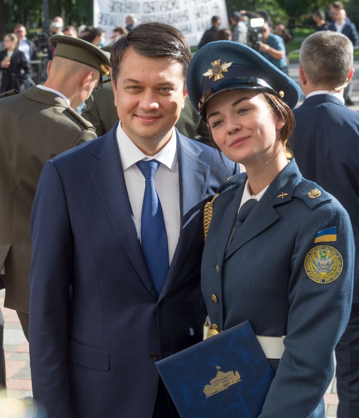 Урочисті заходи з нагоди Дня захисника України на площі Конституції перед будівлею Верховної Ради за участю Голови Верховної Ради України Дмитра Разумкова, Першого заступника Голови Верховної Ради України Руслана Стефанчука, Заступниці Голови Верховної Ради України Олени Кондратюк, народних депутатів України, міністрів, Генерального прокурора, представників військових вищих навчальних закладів, учасників АТО/ООС, Військового оркестру та Спеціального батальйону «Почесна варта» Національної гвардії України. 