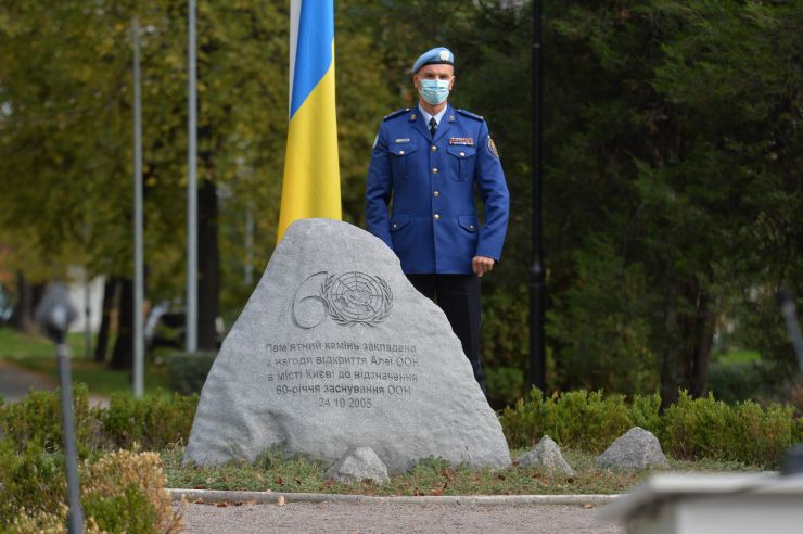 З нагоди відзначення 75-ї річниці заснування Організації Об’єднаних Націй відбулася урочиста церемонія підняття прапора ООН біля Пам’ятного каменю ООН у  Наводницькому парку
У заході взяли участь міністр закордонних справ України Дмитро Кулеба та координаторка системи ООН в Україні, координаторка з гуманітарних питань Оснат Лубрані, а також глави агенцій ООН та учасники операцій ООН з підтримання миру.
