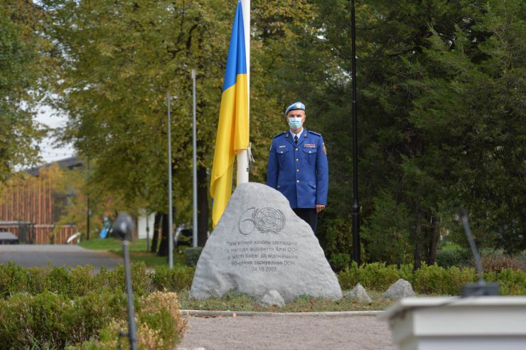 З нагоди відзначення 75-ї річниці заснування Організації Об’єднаних Націй відбулася урочиста церемонія підняття прапора ООН біля Пам’ятного каменю ООН у  Наводницькому парку
У заході взяли участь міністр закордонних справ України Дмитро Кулеба та координаторка системи ООН в Україні, координаторка з гуманітарних питань Оснат Лубрані, а також глави агенцій ООН та учасники операцій ООН з підтримання миру.
