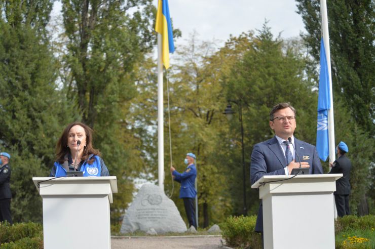 З нагоди відзначення 75-ї річниці заснування Організації Об’єднаних Націй відбулася урочиста церемонія підняття прапора ООН біля Пам’ятного каменю ООН у  Наводницькому парку
У заході взяли участь міністр закордонних справ України Дмитро Кулеба та координаторка системи ООН в Україні, координаторка з гуманітарних питань Оснат Лубрані, а також глави агенцій ООН та учасники операцій ООН з підтримання миру.
