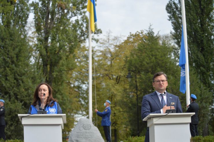 З нагоди відзначення 75-ї річниці заснування Організації Об’єднаних Націй відбулася урочиста церемонія підняття прапора ООН біля Пам’ятного каменю ООН у  Наводницькому парку
У заході взяли участь міністр закордонних справ України Дмитро Кулеба та координаторка системи ООН в Україні, координаторка з гуманітарних питань Оснат Лубрані, а також глави агенцій ООН та учасники операцій ООН з підтримання миру.
