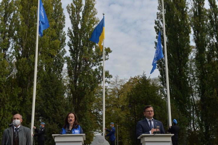 З нагоди відзначення 75-ї річниці заснування Організації Об’єднаних Націй відбулася урочиста церемонія підняття прапора ООН біля Пам’ятного каменю ООН у  Наводницькому парку
У заході взяли участь міністр закордонних справ України Дмитро Кулеба та координаторка системи ООН в Україні, координаторка з гуманітарних питань Оснат Лубрані, а також глави агенцій ООН та учасники операцій ООН з підтримання миру.
