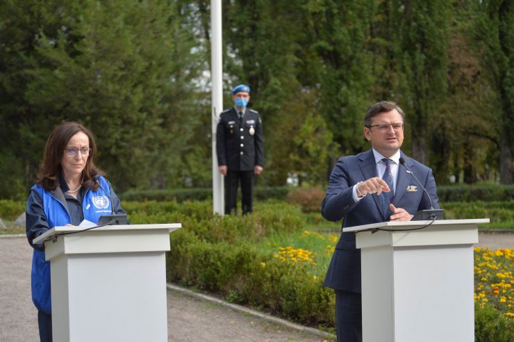 З нагоди відзначення 75-ї річниці заснування Організації Об’єднаних Націй відбулася урочиста церемонія підняття прапора ООН біля Пам’ятного каменю ООН у  Наводницькому парку
У заході взяли участь міністр закордонних справ України Дмитро Кулеба та координаторка системи ООН в Україні, координаторка з гуманітарних питань Оснат Лубрані, а також глави агенцій ООН та учасники операцій ООН з підтримання миру.
