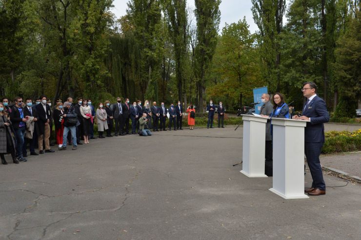 З нагоди відзначення 75-ї річниці заснування Організації Об’єднаних Націй відбулася урочиста церемонія підняття прапора ООН біля Пам’ятного каменю ООН у  Наводницькому парку
У заході взяли участь міністр закордонних справ України Дмитро Кулеба та координаторка системи ООН в Україні, координаторка з гуманітарних питань Оснат Лубрані, а також глави агенцій ООН та учасники операцій ООН з підтримання миру.
