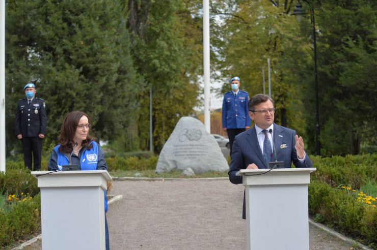 З нагоди відзначення 75-ї річниці заснування Організації Об’єднаних Націй відбулася урочиста церемонія підняття прапора ООН біля Пам’ятного каменю ООН у  Наводницькому парку
У заході взяли участь міністр закордонних справ України Дмитро Кулеба та координаторка системи ООН в Україні, координаторка з гуманітарних питань Оснат Лубрані, а також глави агенцій ООН та учасники операцій ООН з підтримання миру.
