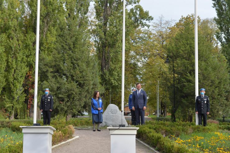 З нагоди відзначення 75-ї річниці заснування Організації Об’єднаних Націй відбулася урочиста церемонія підняття прапора ООН біля Пам’ятного каменю ООН у  Наводницькому парку
У заході взяли участь міністр закордонних справ України Дмитро Кулеба та координаторка системи ООН в Україні, координаторка з гуманітарних питань Оснат Лубрані, а також глави агенцій ООН та учасники операцій ООН з підтримання миру.
