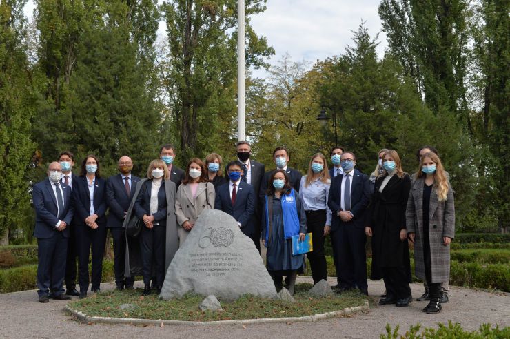З нагоди відзначення 75-ї річниці заснування Організації Об’єднаних Націй відбулася урочиста церемонія підняття прапора ООН біля Пам’ятного каменю ООН у  Наводницькому парку
У заході взяли участь міністр закордонних справ України Дмитро Кулеба та координаторка системи ООН в Україні, координаторка з гуманітарних питань Оснат Лубрані, а також глави агенцій ООН та учасники операцій ООН з підтримання миру.
