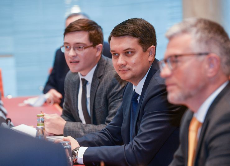 Робочий візит Голови Верховної Ради України Д.Разумкова до Федеративної Республіки Німеччина.
Піший перехід Голови Верховної Ради України Д.Разумкова до будівлі Бундестагу.
Зустріч Голови Верховної Ради України Д.Разумкова з Головою Фракції Християнсько-соціальний союз (ХСС) в Бундестагу Александром Добріндтом
