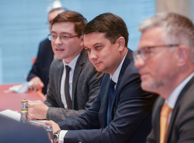 Робочий візит Голови Верховної Ради України Д.Разумкова до Федеративної Республіки Німеччина.
Піший перехід Голови Верховної Ради України Д.Разумкова до будівлі Бундестагу.
Зустріч Голови Верховної Ради України Д.Разумкова з Головою Фракції Християнсько-соціальний союз (ХСС) в Бундестагу Александром Добріндтом
