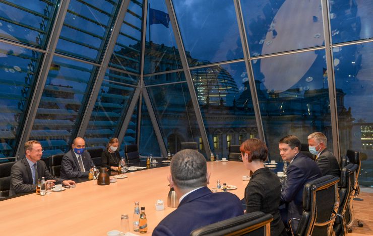 Робочий візит Голови Верховної Ради України Д.Разумкова до Федеративної Республіки Німеччина
Зустріч Голови Верховної Ради України Д.Разумкова  з Головою та членами Німецько-Української парламентської групи, керівник групи Омід Нуріпур  
