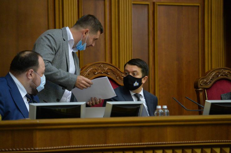 Пленарне засідання Верховної Ради України.

Голова Верховної Ради України Дмитро Разумков відкрив пленарне засідання.

У виступах промовці висловили позиції політичних сил, представлених у парламенті, щодо рішення Конституційного суду, який визнав неконституційними положення законів про перевірку е-декларацій чиновників і скасував повноваження НАЗК з перевірки декларацій та виявлення конфлікту інтересів.

Після закінчення виступів Перший заступник Голови Верховної Ради Руслан Стефанчук нагадав, що учора на засіданні Погоджувальної ради було вирішено заслухати на пленарному засіданні Верховної Ради Міністра охорони здоров’я Максима Степанова щодо поточної ситуації у країні, пов’язаної з COVID-19.

Головуючий надав слово Максиму Степанову, який доповів про поточний стан справ. 1 заст Голови ВР Руслан Стефанчук, Давид Арахамія- СН, Голова ВР Дмитро Разумков
