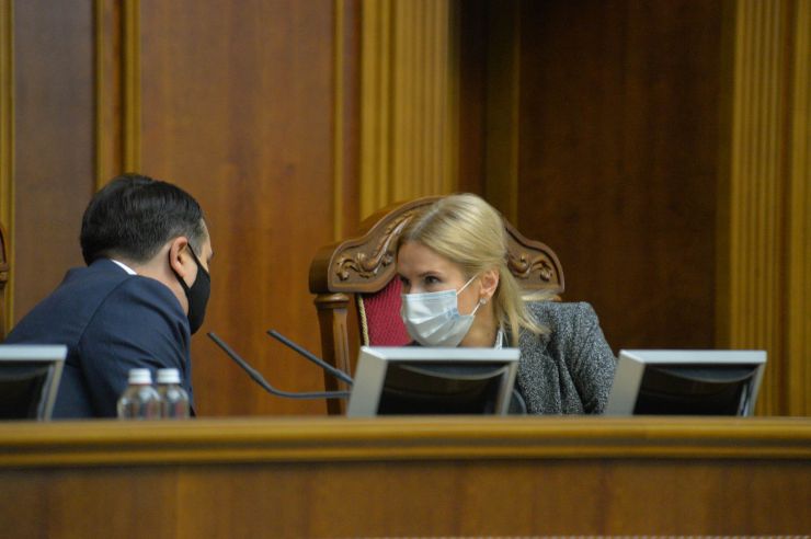 Пленарне засідання Верховної Ради України.

Голова Верховної Ради України Дмитро Разумков відкрив пленарне засідання.

У виступах промовці висловили позиції політичних сил, представлених у парламенті, щодо рішення Конституційного суду, який визнав неконституційними положення законів про перевірку е-декларацій чиновників і скасував повноваження НАЗК з перевірки декларацій та виявлення конфлікту інтересів.

Після закінчення виступів Перший заступник Голови Верховної Ради Руслан Стефанчук нагадав, що учора на засіданні Погоджувальної ради було вирішено заслухати на пленарному засіданні Верховної Ради Міністра охорони здоров’я Максима Степанова щодо поточної ситуації у країні, пов’язаної з COVID-19.

Головуючий надав слово Максиму Степанову, який доповів про поточний стан справ. Голова ВР Дмитро Разумков, заст. Голови ВР Олена Кондратюк
