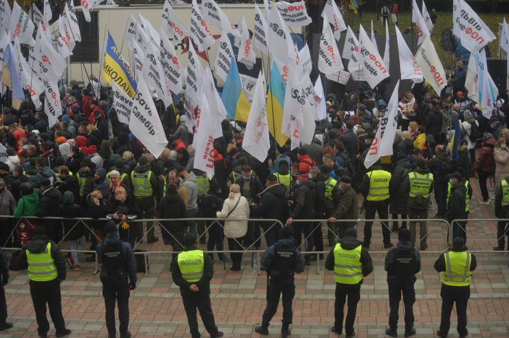 Пленарне засідання Верховної Ради України.

Голова Верховної Ради України Дмитро Разумков відкрив пленарне засідання.

У виступах промовці висловили позиції політичних сил, представлених у парламенті, щодо рішення Конституційного суду, який визнав неконституційними положення законів про перевірку е-декларацій чиновників і скасував повноваження НАЗК з перевірки декларацій та виявлення конфлікту інтересів.

Після закінчення виступів Перший заступник Голови Верховної Ради Руслан Стефанчук нагадав, що учора на засіданні Погоджувальної ради було вирішено заслухати на пленарному засіданні Верховної Ради Міністра охорони здоров’я Максима Степанова щодо поточної ситуації у країні, пов’язаної з COVID-19.

Головуючий надав слово Максиму Степанову, який доповів про поточний стан справ.
