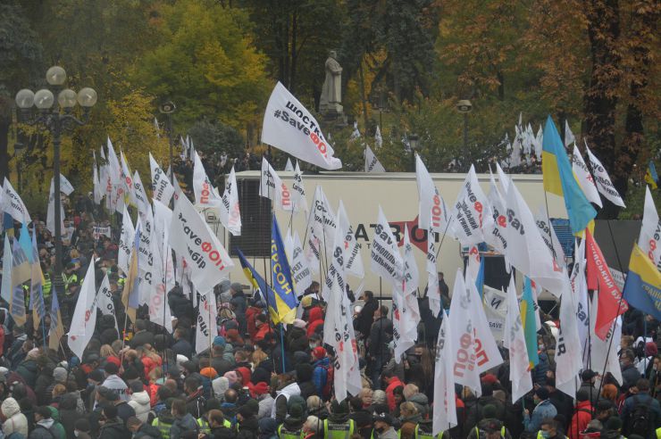 Пленарне засідання Верховної Ради України.

Голова Верховної Ради України Дмитро Разумков відкрив пленарне засідання.

У виступах промовці висловили позиції політичних сил, представлених у парламенті, щодо рішення Конституційного суду, який визнав неконституційними положення законів про перевірку е-декларацій чиновників і скасував повноваження НАЗК з перевірки декларацій та виявлення конфлікту інтересів.

Після закінчення виступів Перший заступник Голови Верховної Ради Руслан Стефанчук нагадав, що учора на засіданні Погоджувальної ради було вирішено заслухати на пленарному засіданні Верховної Ради Міністра охорони здоров’я Максима Степанова щодо поточної ситуації у країні, пов’язаної з COVID-19.

Головуючий надав слово Максиму Степанову, який доповів про поточний стан справ.
