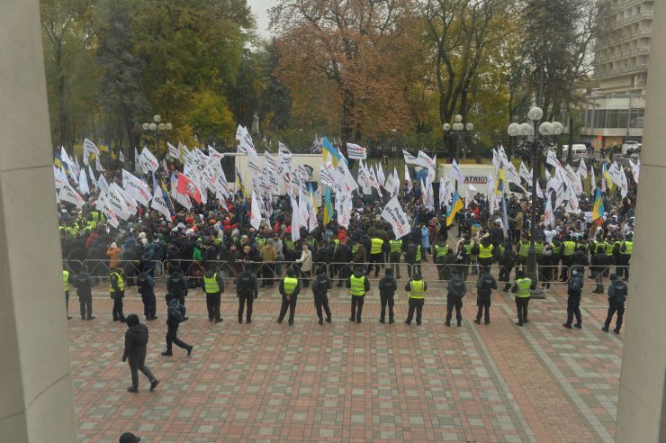 Пленарне засідання Верховної Ради України.

Голова Верховної Ради України Дмитро Разумков відкрив пленарне засідання.

У виступах промовці висловили позиції політичних сил, представлених у парламенті, щодо рішення Конституційного суду, який визнав неконституційними положення законів про перевірку е-декларацій чиновників і скасував повноваження НАЗК з перевірки декларацій та виявлення конфлікту інтересів.

Після закінчення виступів Перший заступник Голови Верховної Ради Руслан Стефанчук нагадав, що учора на засіданні Погоджувальної ради було вирішено заслухати на пленарному засіданні Верховної Ради Міністра охорони здоров’я Максима Степанова щодо поточної ситуації у країні, пов’язаної з COVID-19.

Головуючий надав слово Максиму Степанову, який доповів про поточний стан справ.
